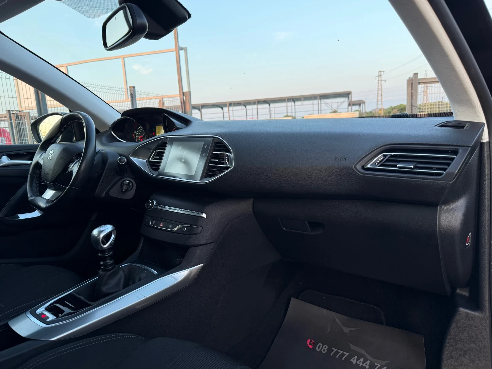 Peugeot 308 1.2i* 2015г* РЪЧКА* Топ Състояние* СЕРВИЗНА* , снимка 14 - Автомобили и джипове - 55216471