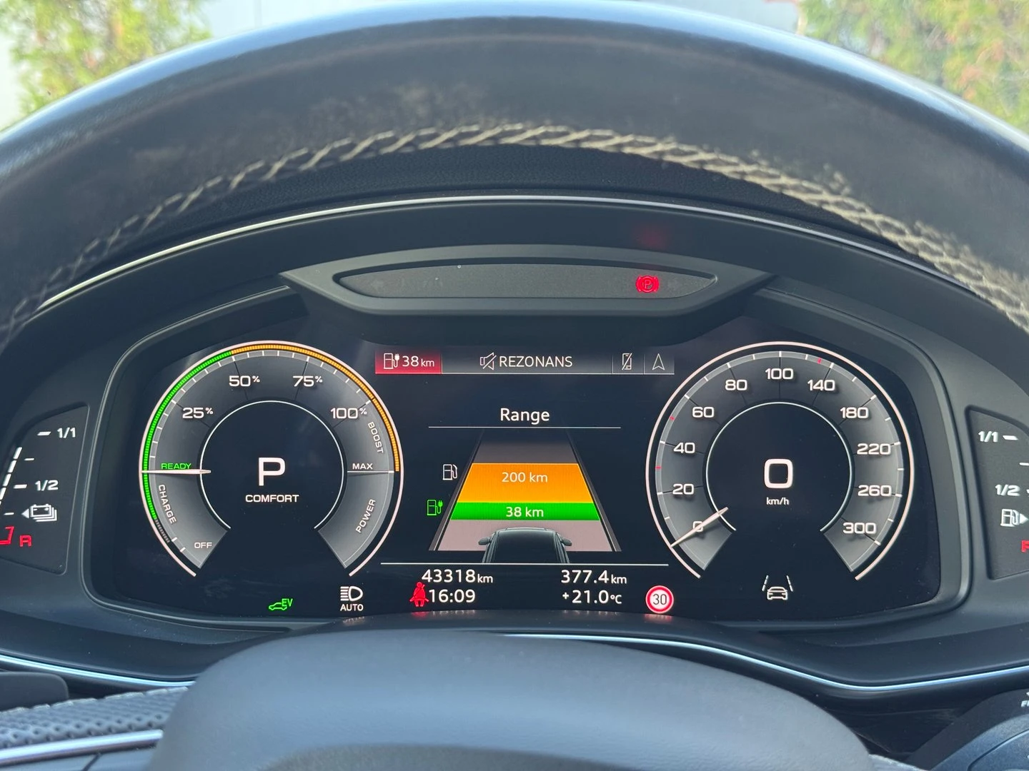 Audi Q8 55 TFSIe quattro - изображение 9