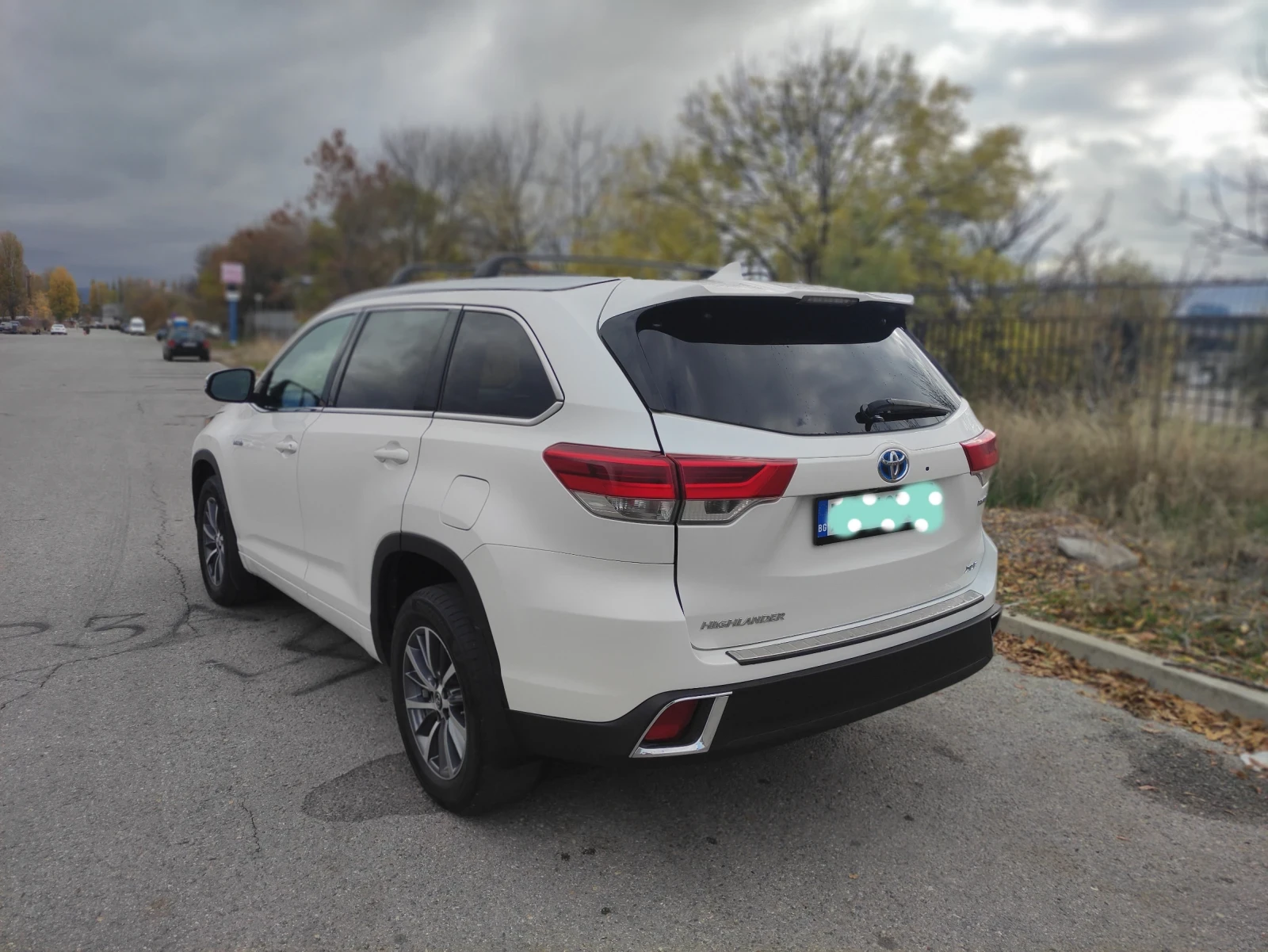 Toyota Highlander XLE 3.5 Хибрид 7+ 1, снимка 3 - Автомобили и джипове - 55367523