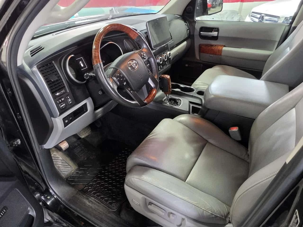 Toyota Sequoia * 4WD Platinum 5.7L * CARFAX * 7 МЕСТА, снимка 5 - Автомобили и джипове - 55668039