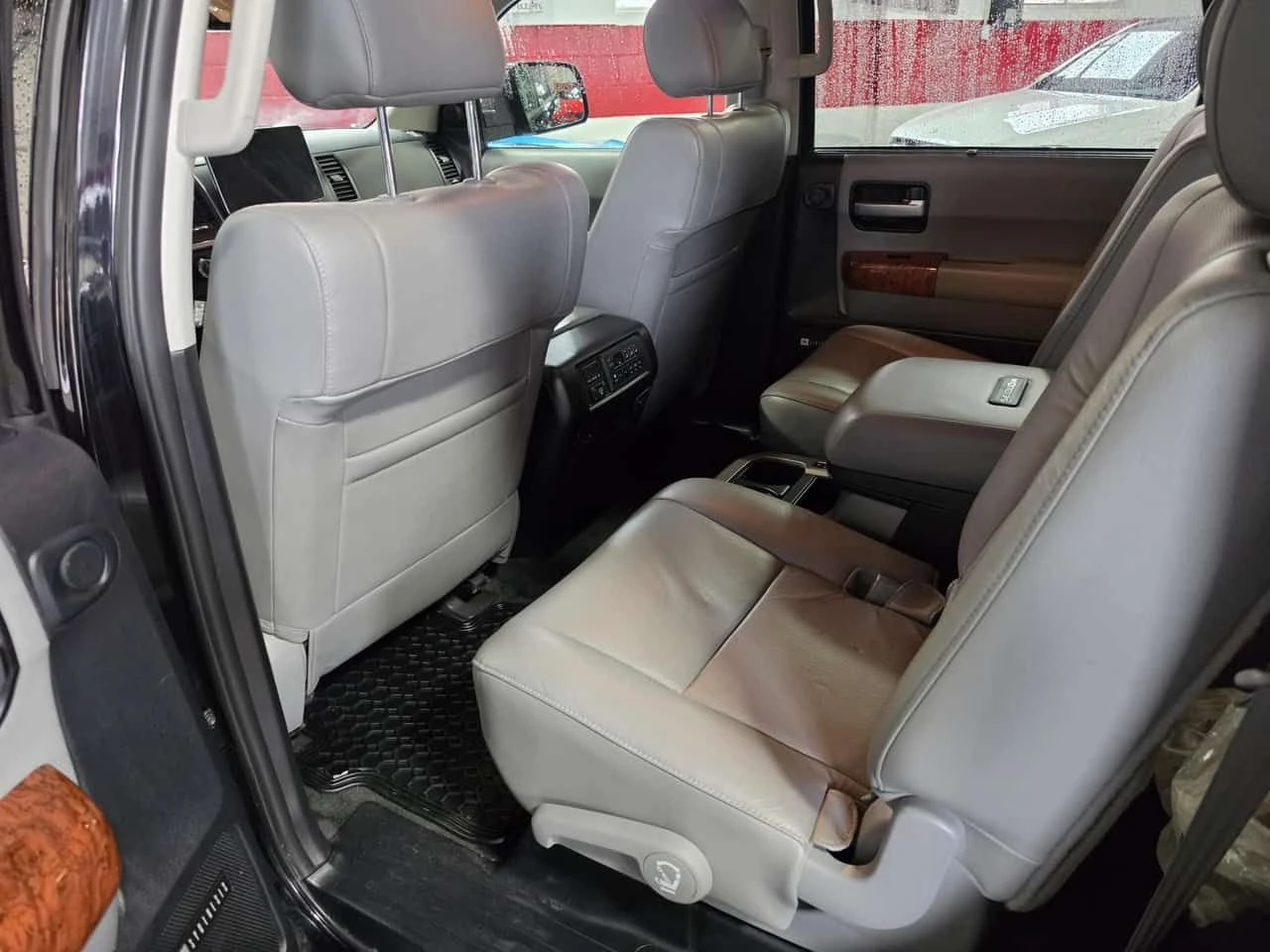 Toyota Sequoia * 4WD Platinum 5.7L * CARFAX * 7 МЕСТА, снимка 16 - Автомобили и джипове - 55668039
