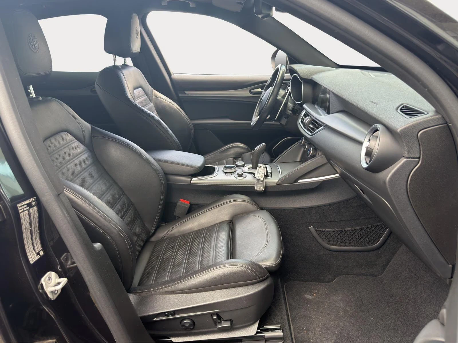 Alfa Romeo Stelvio VELOCE/280HP/Q4/PANO/AHK/CAM/MEMO/KLESS/630q, снимка 13 - Автомобили и джипове - 55750997