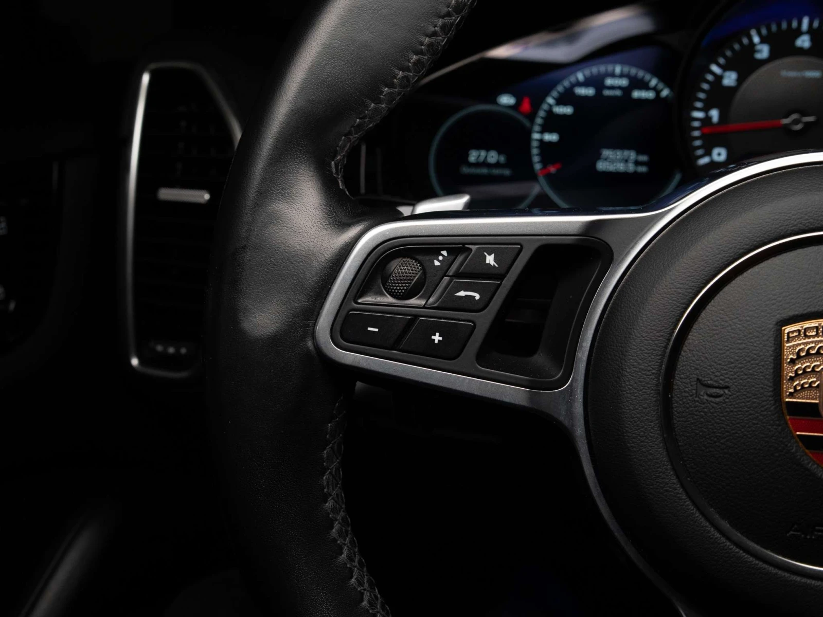 Porsche Cayenne * PREMIUM PLUS | PANO | BOSE | 20 IN * CARFAX * , снимка 12 - Автомобили и джипове - 56058781