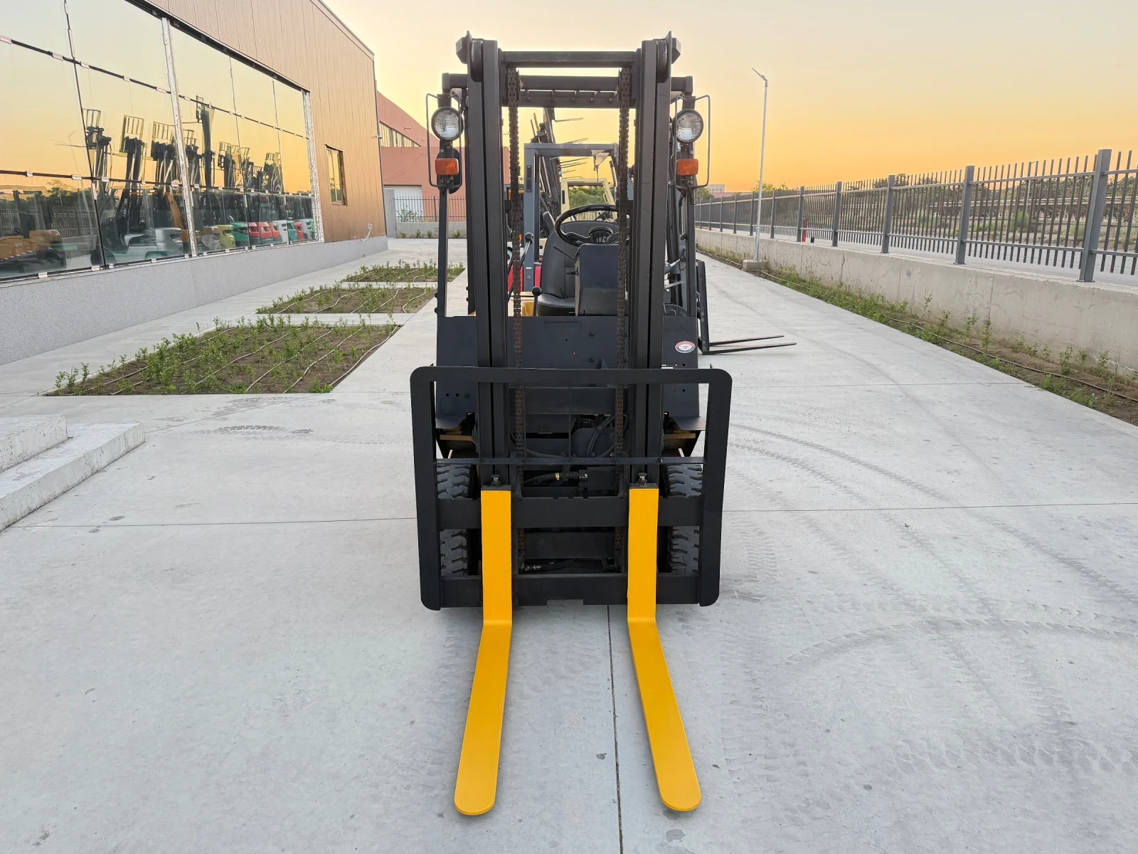 Мотокар Yale Sumitomo 1.5 Тона / ПЕРФЕКТЕН / Като Нов, снимка 8 - Индустриална техника - 53631978