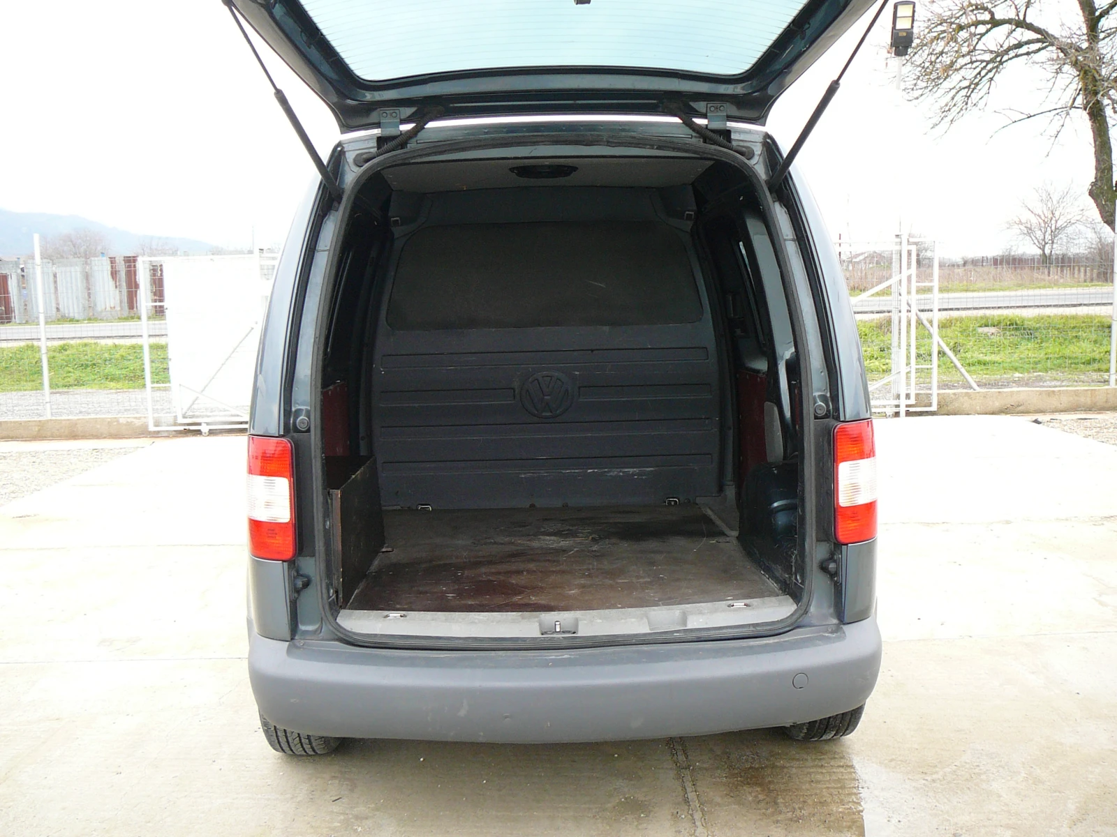 VW Caddy 1.9 tdi Автомат - изображение 9