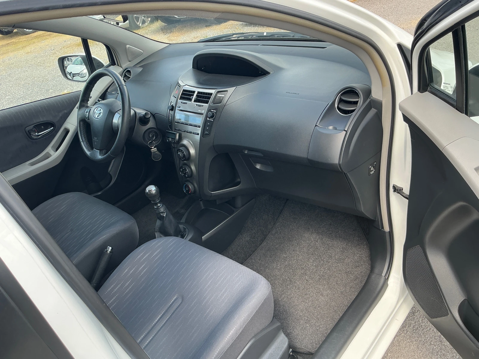 Toyota Yaris 1.3 VVT-I, снимка 16 - Автомобили и джипове - 54573291