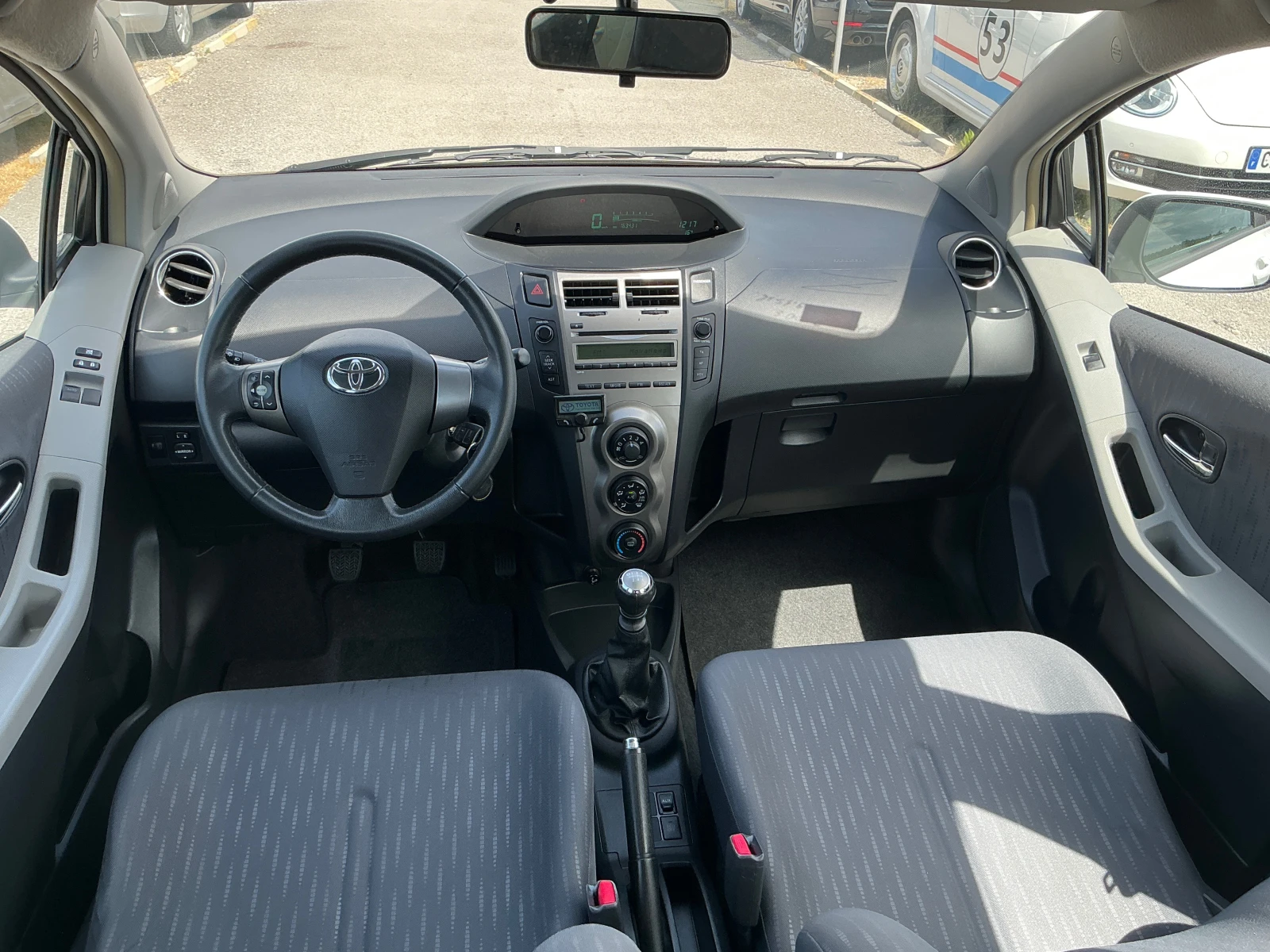 Toyota Yaris 1.3 VVT-I, снимка 12 - Автомобили и джипове - 54573291