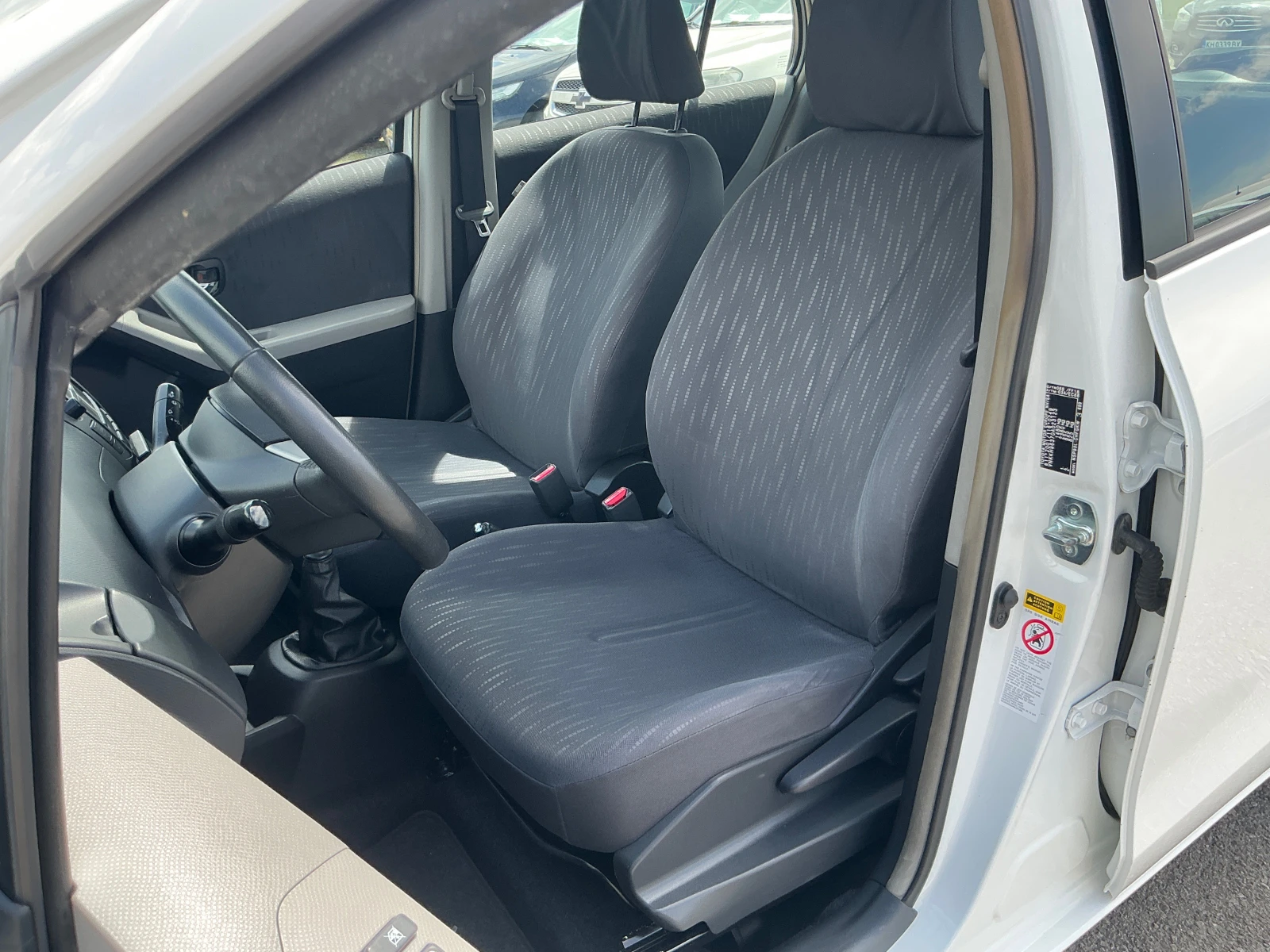 Toyota Yaris 1.3 VVT-I, снимка 14 - Автомобили и джипове - 54573291