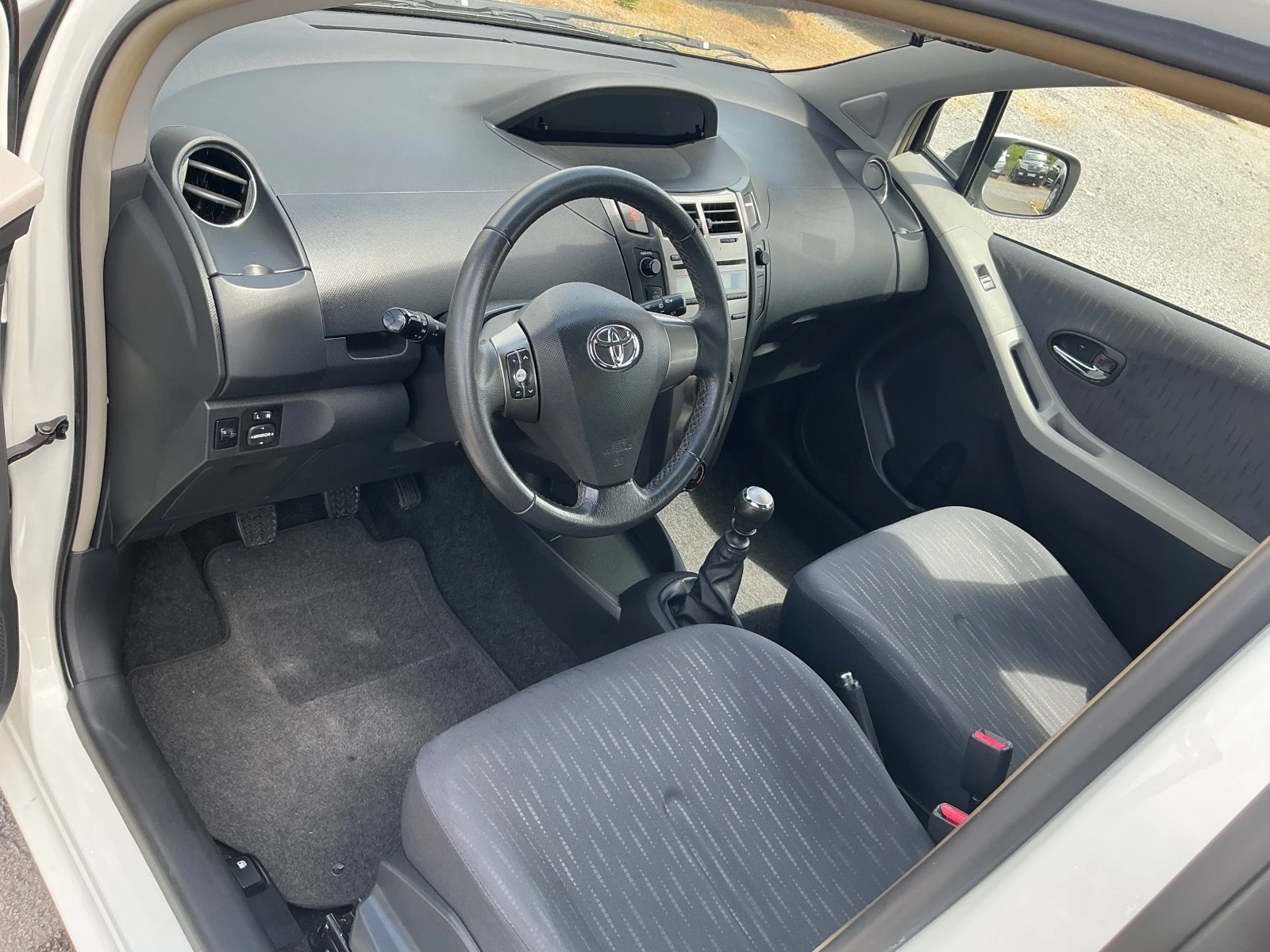 Toyota Yaris 1.3 VVT-I, снимка 13 - Автомобили и джипове - 54573291