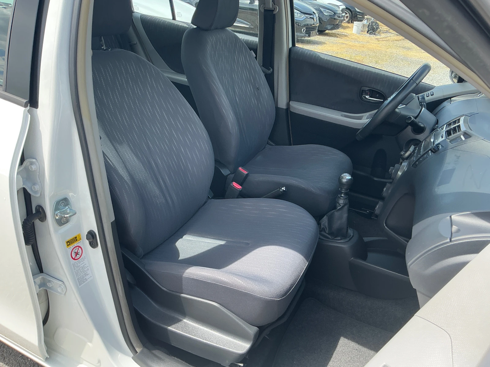 Toyota Yaris 1.3 VVT-I, снимка 17 - Автомобили и джипове - 54573291
