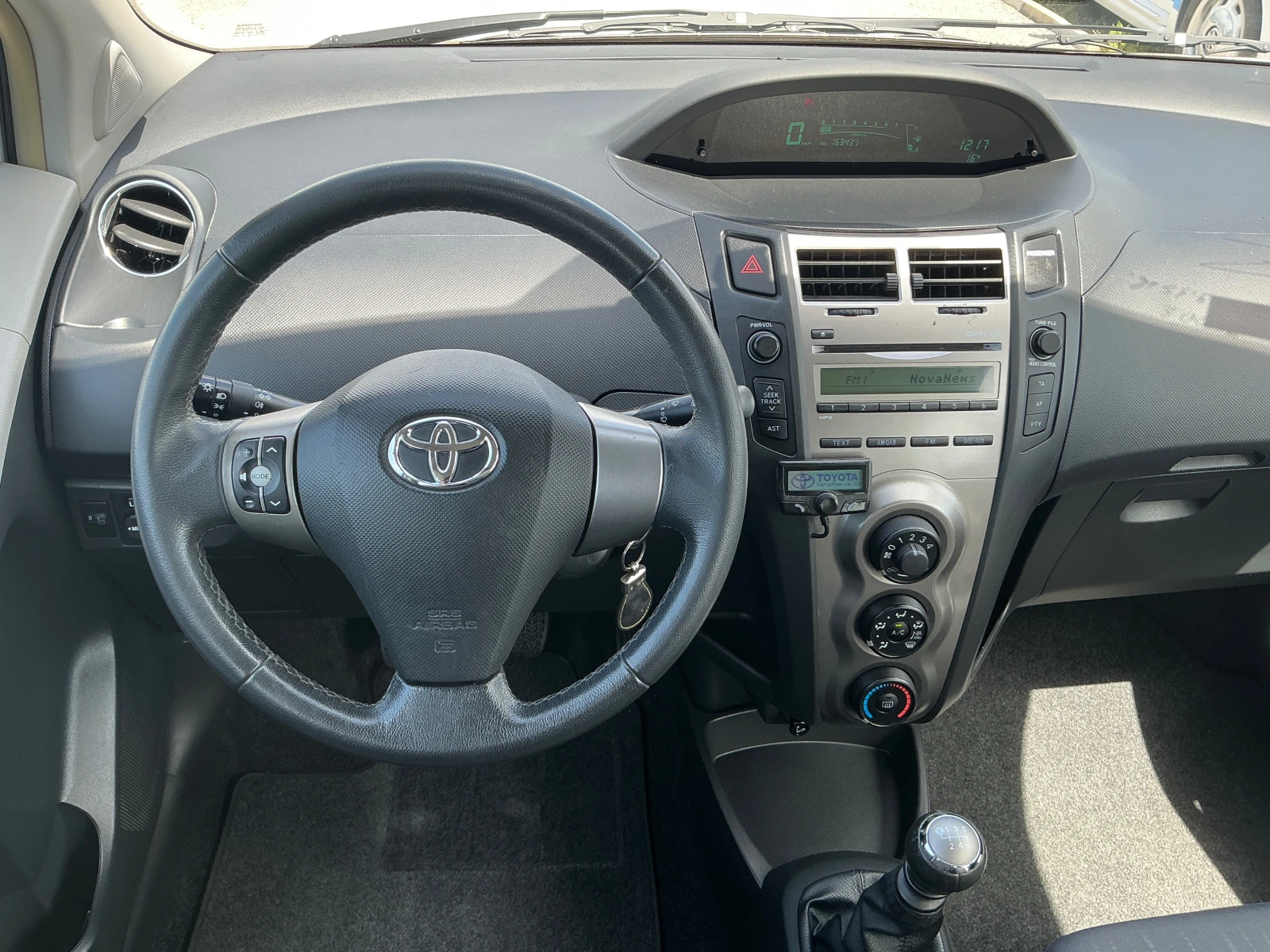 Toyota Yaris 1.3 VVT-I, снимка 11 - Автомобили и джипове - 54573291