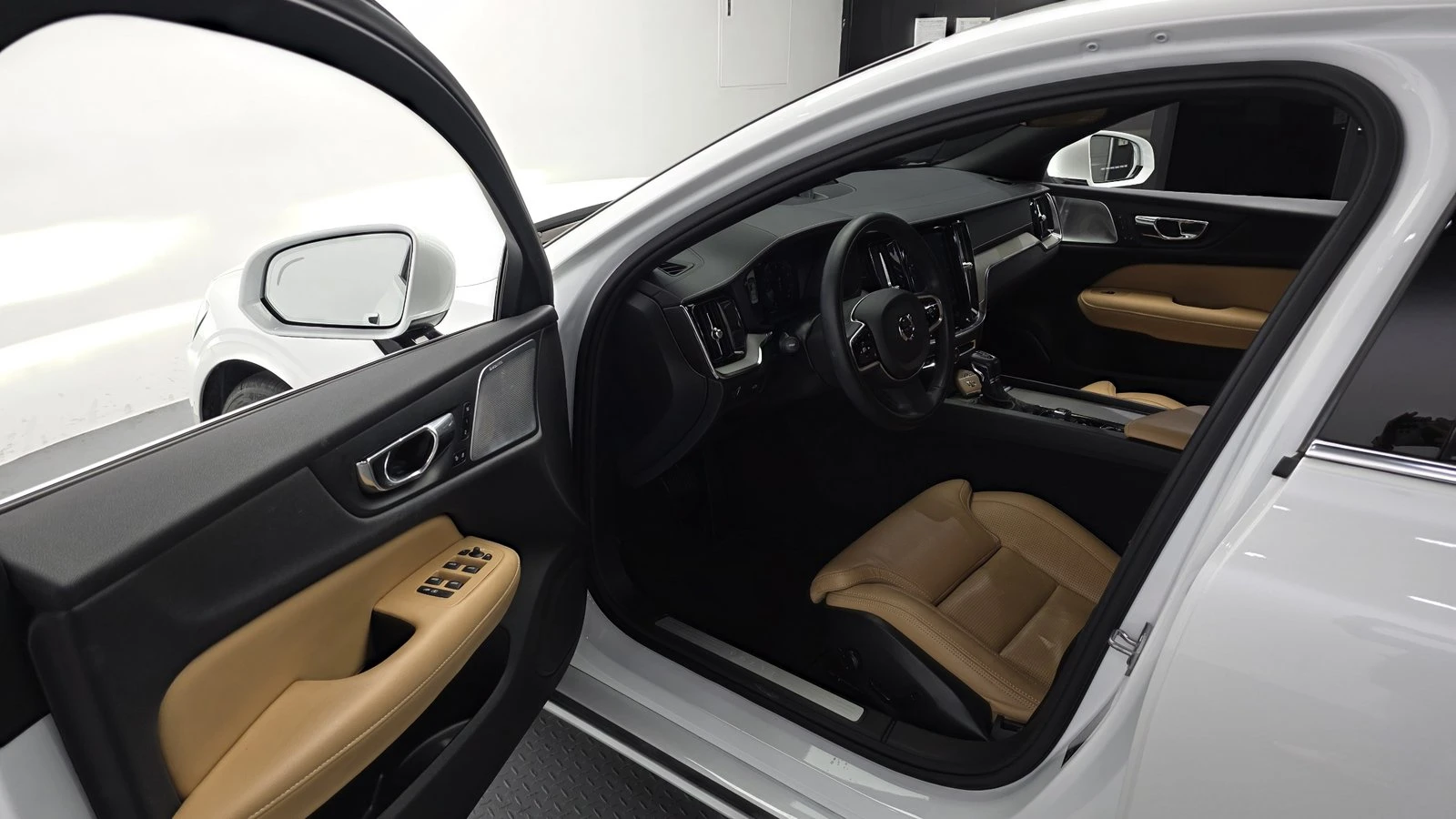 Volvo S60 T5* ЛЮК* МАСАЖ* HUD* 360* KEYLESS* КРАЙНА ЦЕНА, снимка 10 - Автомобили и джипове - 55318858