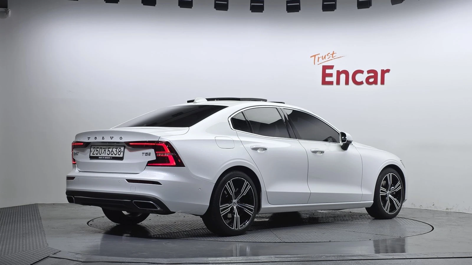 Volvo S60 T5* ЛЮК* МАСАЖ* HUD* 360* KEYLESS* КРАЙНА ЦЕНА, снимка 2 - Автомобили и джипове - 55318858