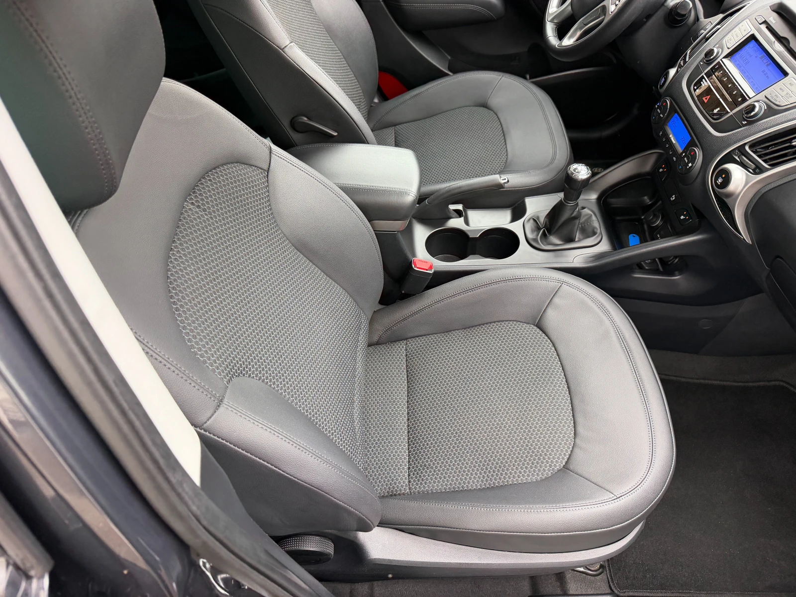 Hyundai IX35 2.0i-163к.с.* 4x4* С ПЪЛНА СЕРВИЗНА ИСТОРИЯ, снимка 13 - Автомобили и джипове - 54111896