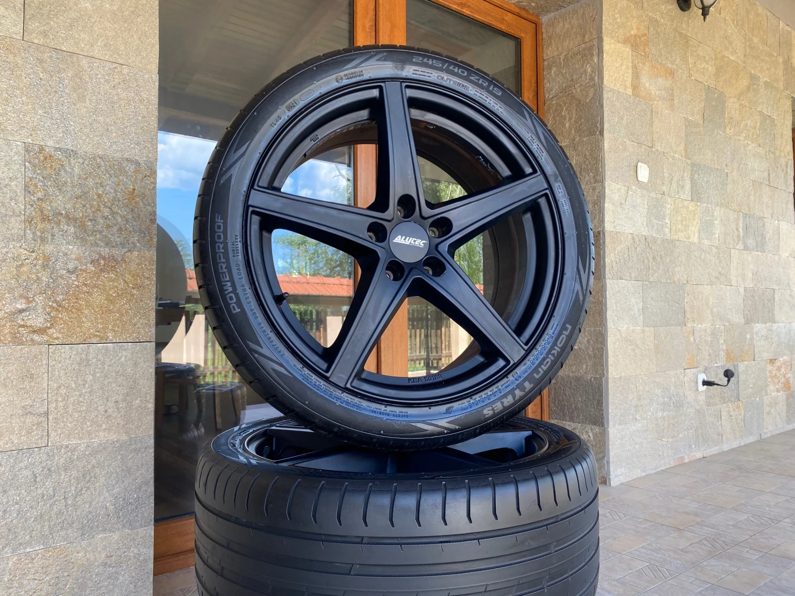 Гуми с джанти Nokian 245/40R19, снимка 2 - Гуми и джанти - 54442266