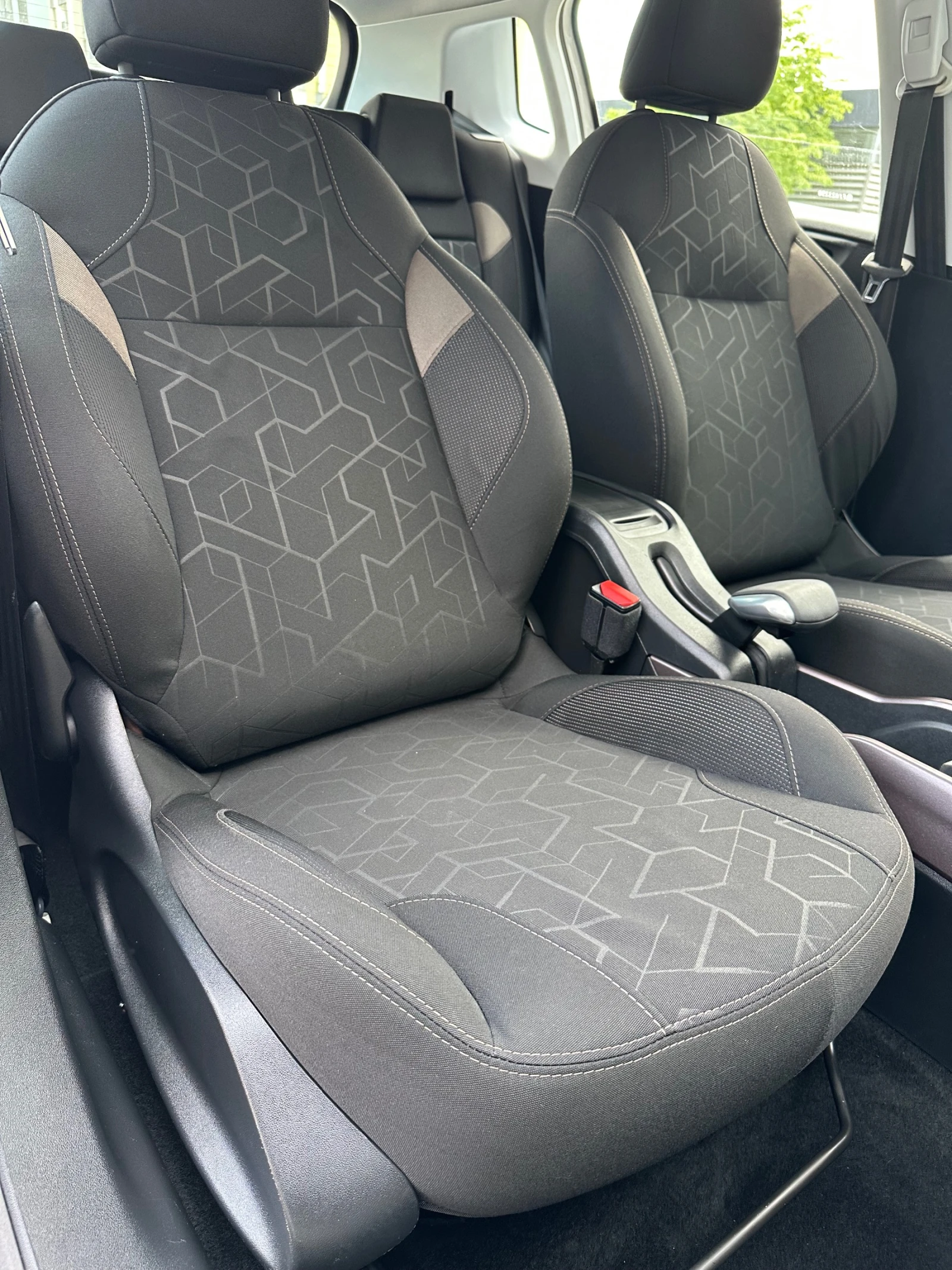 Peugeot 2008 1.6 e-HDI, снимка 11 - Автомобили и джипове - 55277551
