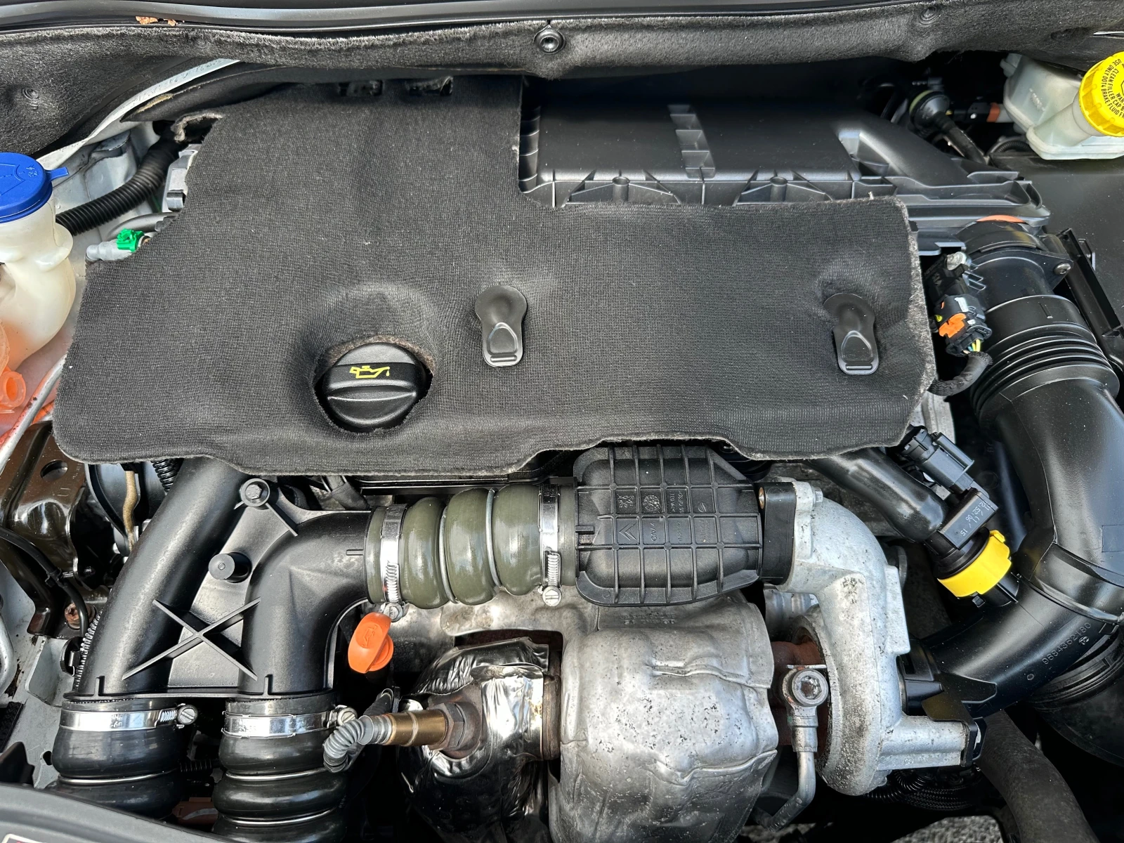 Peugeot 2008 1.6 e-HDI, снимка 15 - Автомобили и джипове - 55277551