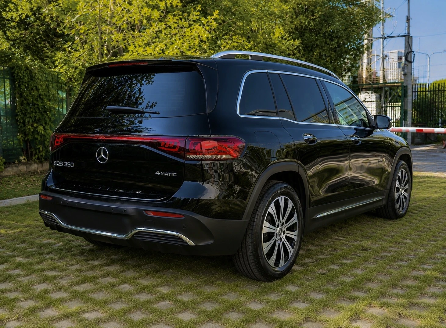 Mercedes-Benz EQB 350//AMG LINE//4MATIC//ЛИЗИНГ//, снимка 5 - Автомобили и джипове - 55676466