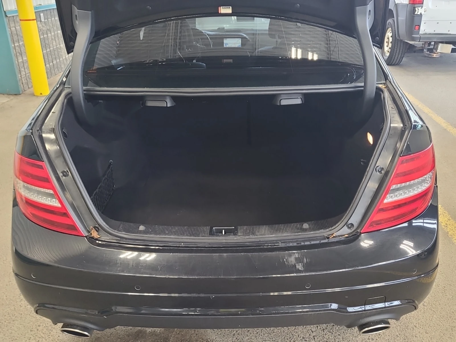 Mercedes-Benz C 350 * AMG Line * CARFAX * , снимка 13 - Автомобили и джипове - 55985540