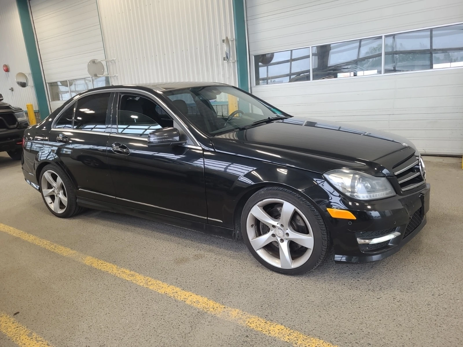 Mercedes-Benz C 350 * AMG Line * CARFAX * , снимка 2 - Автомобили и джипове - 55985540