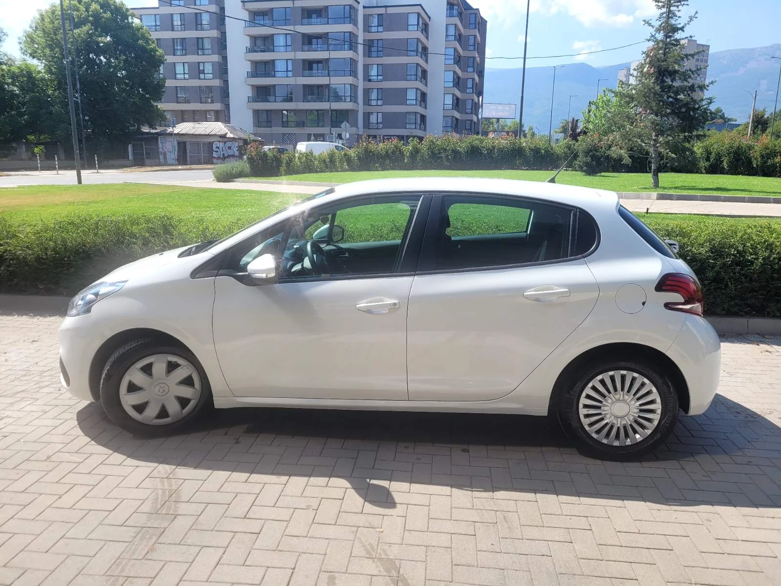 Peugeot 208, снимка 2 - Автомобили и джипове - 56119610