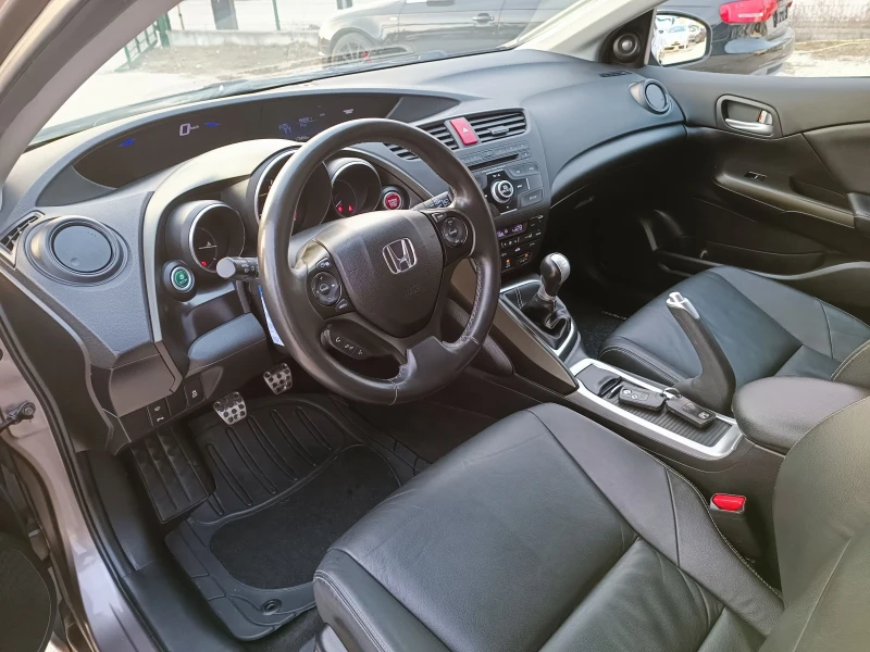 Honda Civic 1.8i-140кс-ШВЕЙЦАРИЯ-РЪЧКА-6ск-Keyless, снимка 8 - Автомобили и джипове - 49019845