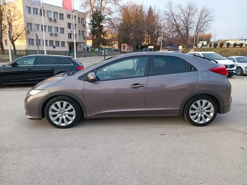 Honda Civic 1.8i-140кс-ШВЕЙЦАРИЯ-РЪЧКА-6ск-Keyless, снимка 6 - Автомобили и джипове - 49019845