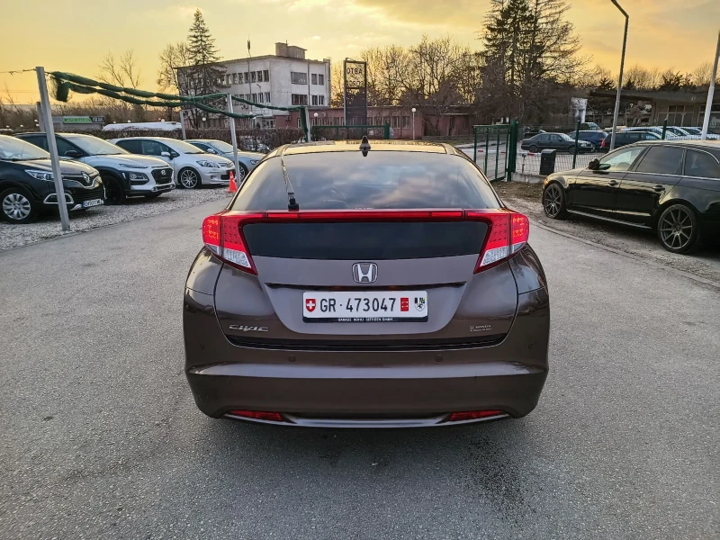 Honda Civic 1.8i-140кс-ШВЕЙЦАРИЯ-РЪЧКА-6ск-Keyless, снимка 4 - Автомобили и джипове - 49019845