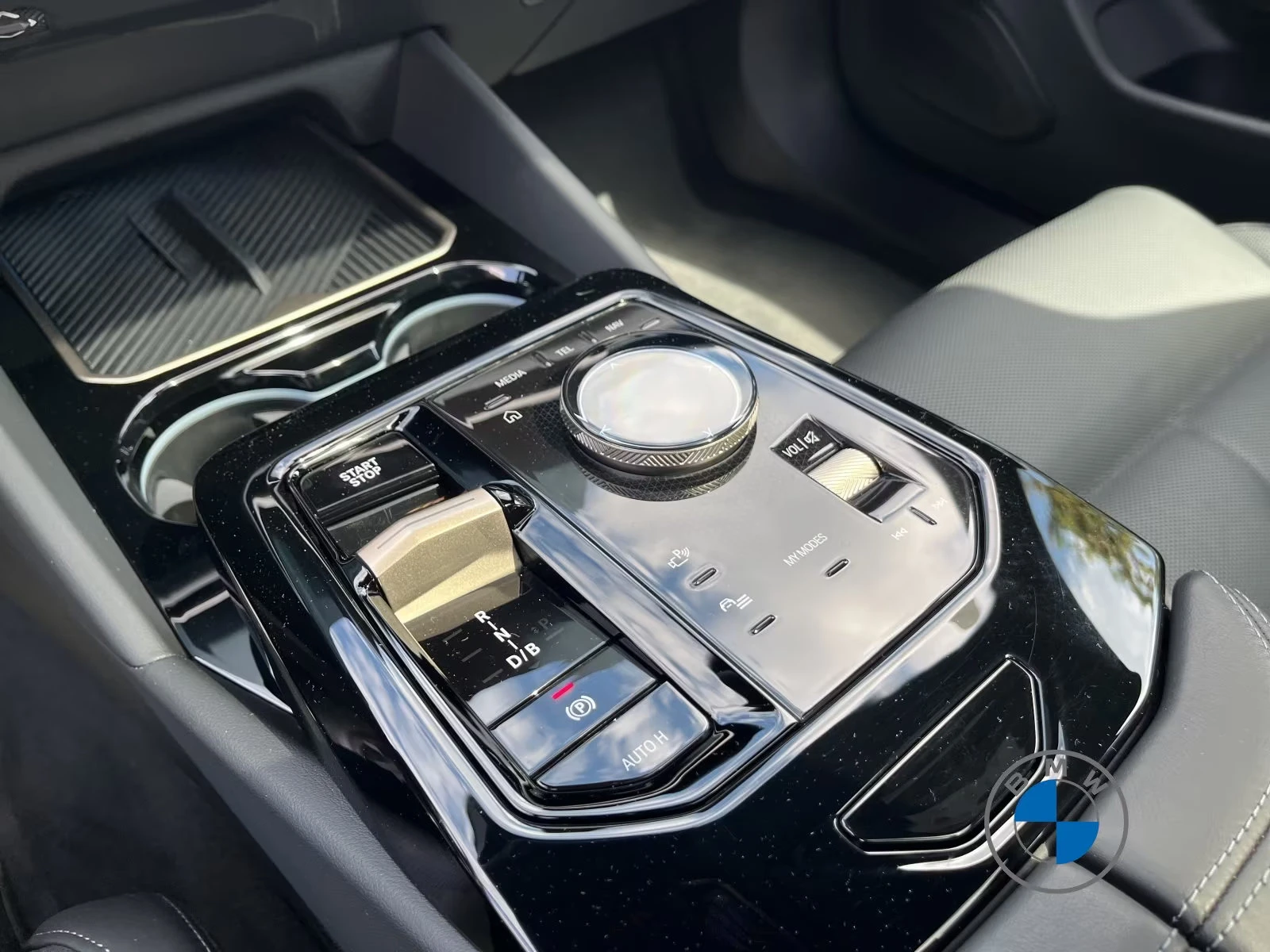 BMW i5 xDRIVE/60/601HP/MSPORTPRO/PANO/ACC/B&W/HUD/217z, снимка 15 - Автомобили и джипове - 54000007