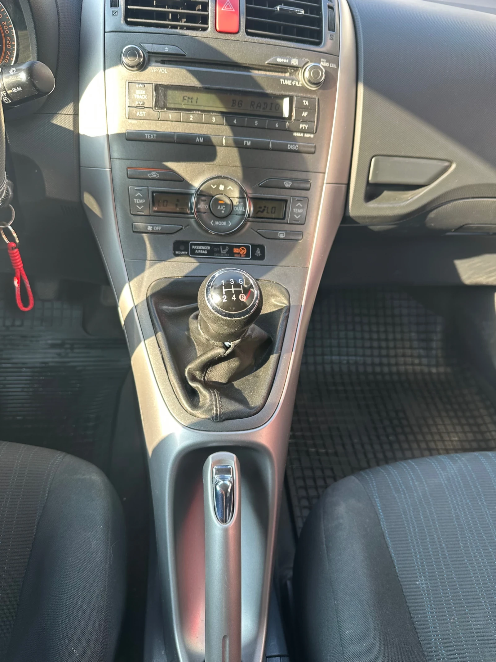 Toyota Auris 1.6 VVT-i, снимка 8 - Автомобили и джипове - 55966086