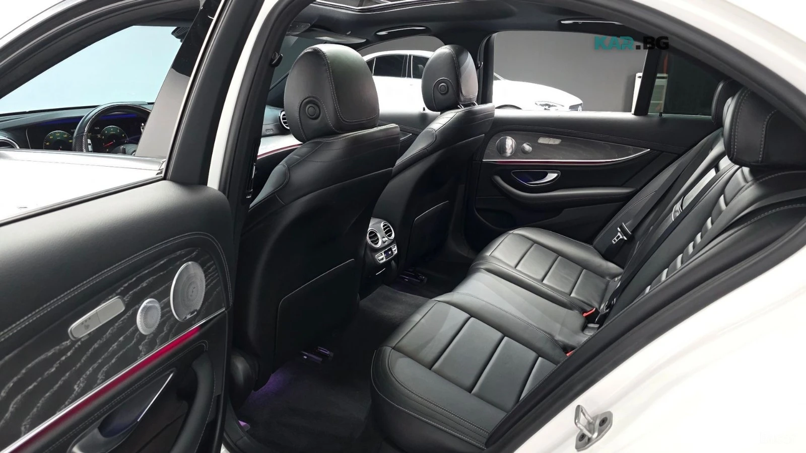Mercedes-Benz E 350 4MATIC* AMG* ПОДГРЕВ* 360* ПАНО* HEAD-UP* , снимка 11 - Автомобили и джипове - 56008130