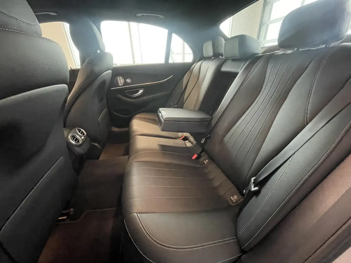 Mercedes-Benz E 350 AMG PKG/BURMESTER/360/ADAPTIVE/AMBIENT/, снимка 17 - Автомобили и джипове - 56256094
