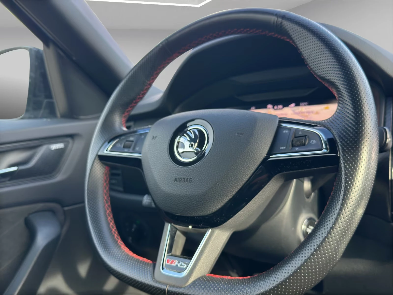 Skoda Kodiaq RS/239HP/4X4/PANO/360/LED/AMBIENT/155z, снимка 10 - Автомобили и джипове - 53825518