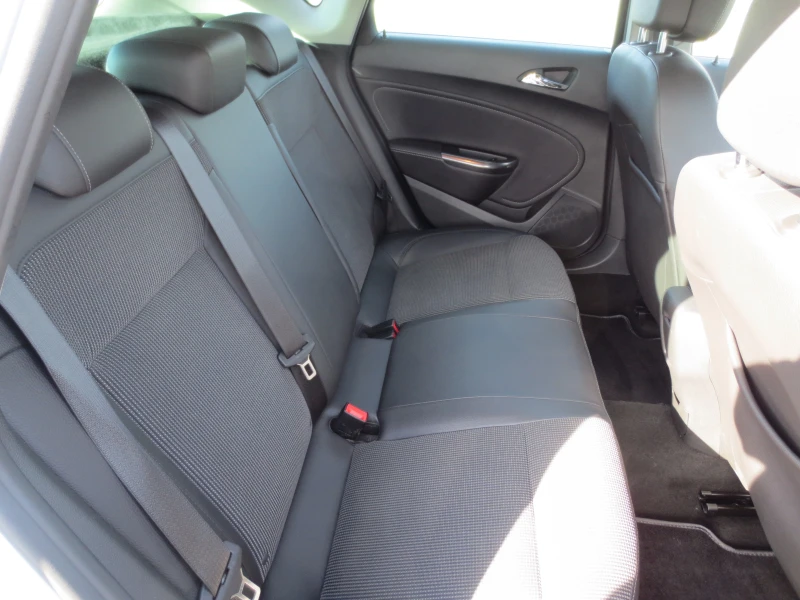 Opel Astra 1.4 i* TURBO* , снимка 12 - Автомобили и джипове - 52401044