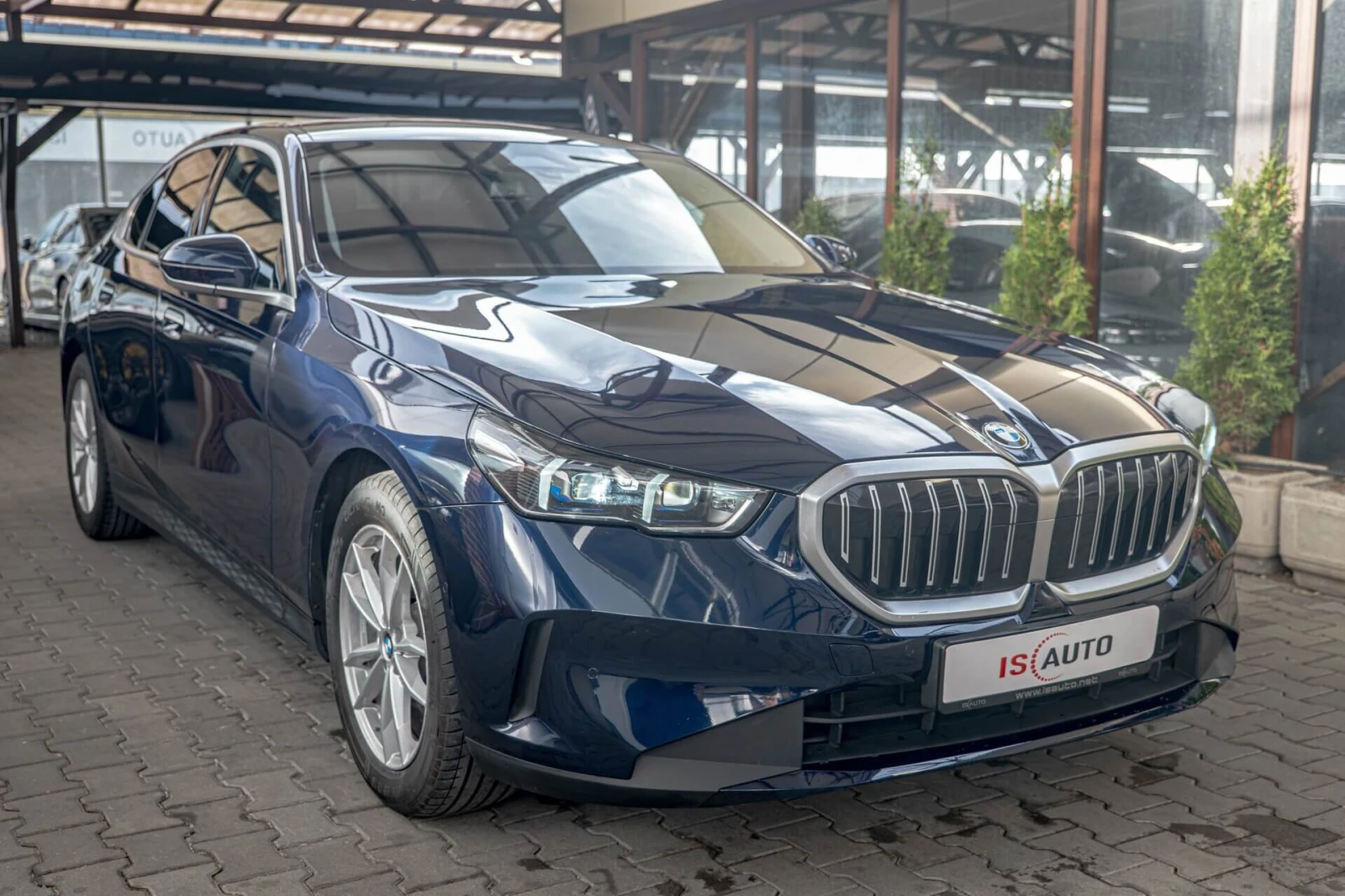 BMW 520 Individual/Подгрев/Ambient/PC-iBrake/Active Guard/, снимка 2 - Автомобили и джипове - 54034194