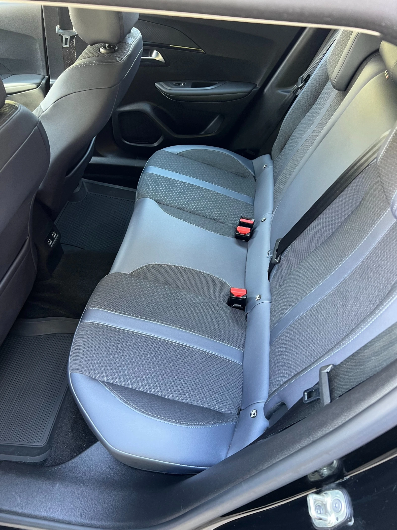 Peugeot 2008 EV TREND, снимка 9 - Автомобили и джипове - 54378811