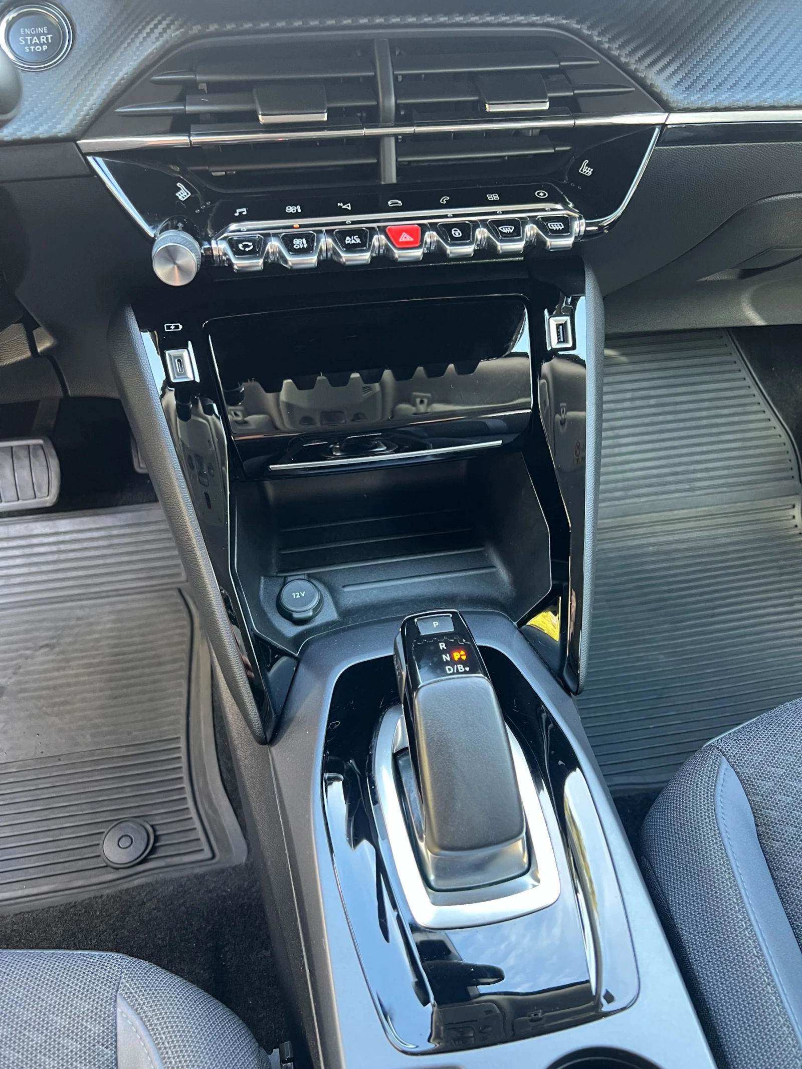 Peugeot 2008 EV TREND, снимка 13 - Автомобили и джипове - 54378811