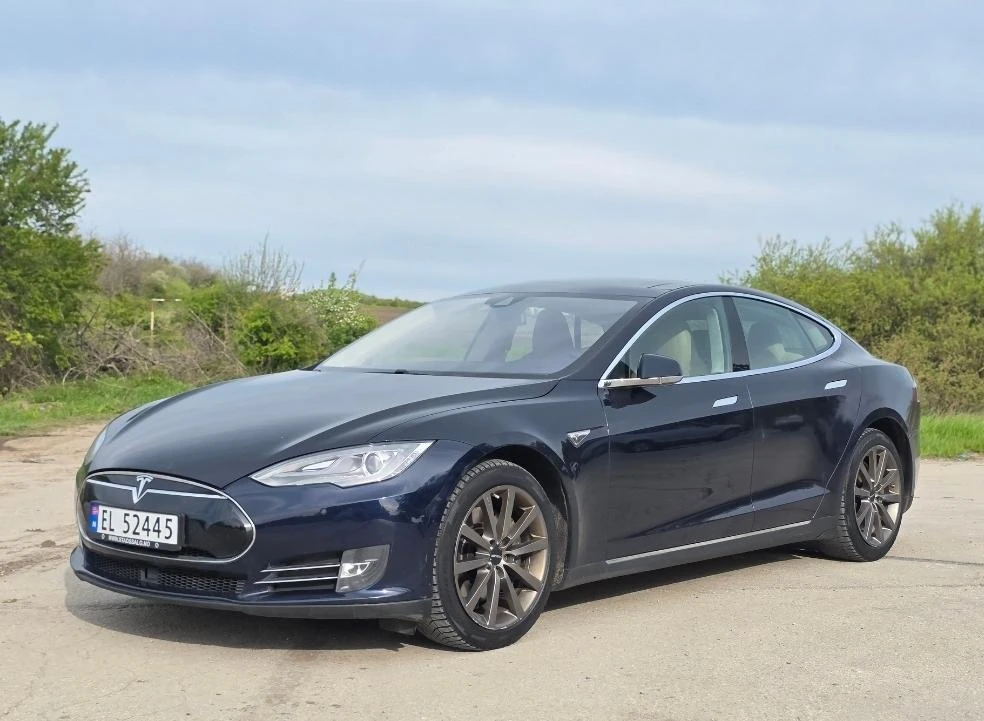 Tesla Model S Free Charging, Autopilot