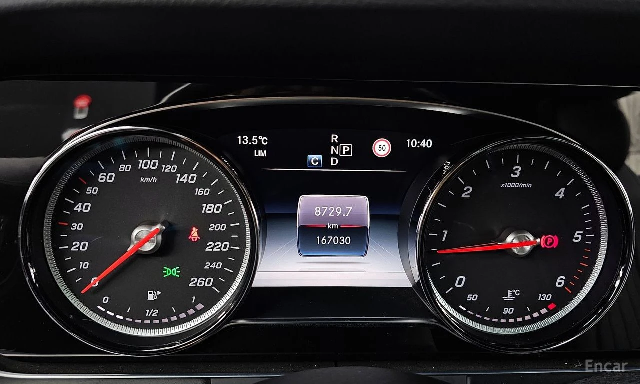 Mercedes-Benz E 220 d* AMG* HEAD-UP* ПОДГРЕВ* КАМЕРА* ПАНОРАМА* КЕЙЛЕС, снимка 12 - Автомобили и джипове - 54599053