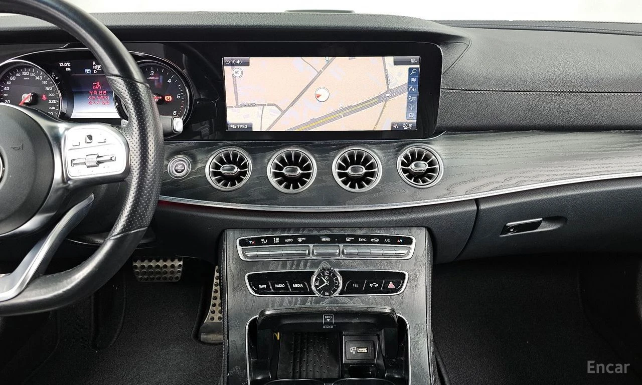 Mercedes-Benz E 220 d* AMG* HEAD-UP* ПОДГРЕВ* КАМЕРА* ПАНОРАМА* КЕЙЛЕС, снимка 13 - Автомобили и джипове - 54599053