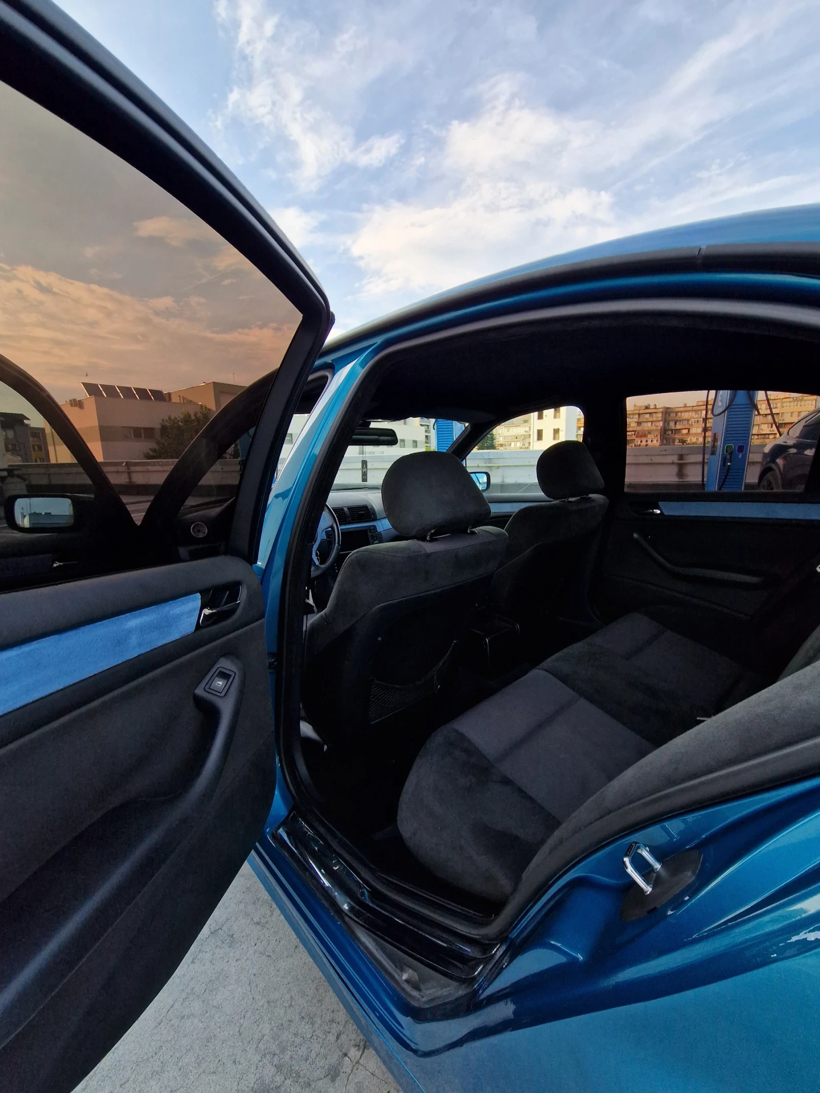 BMW 330 Facelift 204hp, снимка 8 - Автомобили и джипове - 54803981