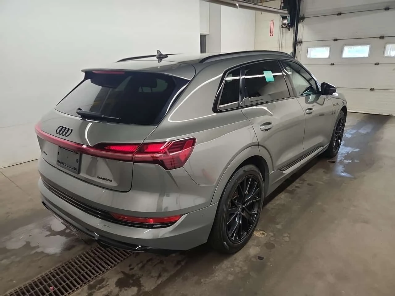 Audi E-Tron * PROGRESSIV * ПОДГРЕВ * ПАНОРАМА * 2 КЛЮЧА, снимка 3 - Автомобили и джипове - 55231534