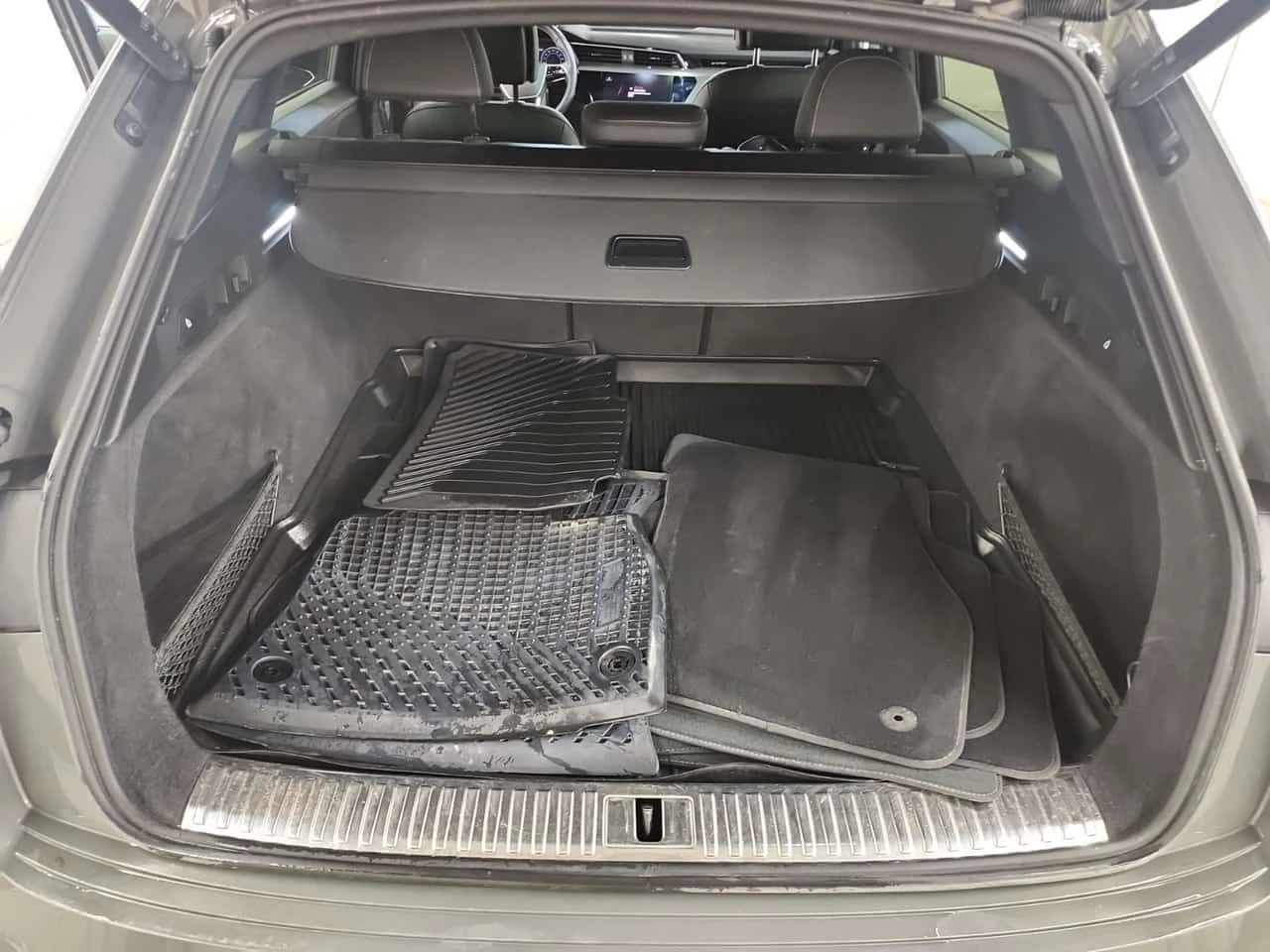 Audi E-Tron * PROGRESSIV * ПОДГРЕВ * ПАНОРАМА * 2 КЛЮЧА, снимка 15 - Автомобили и джипове - 55231534