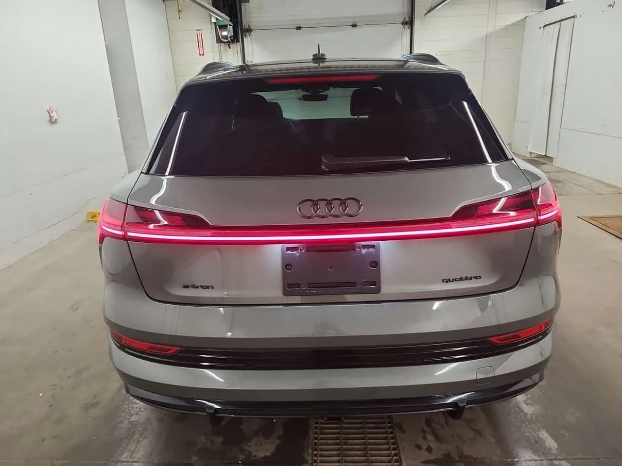 Audi E-Tron * PROGRESSIV * ПОДГРЕВ * ПАНОРАМА * 2 КЛЮЧА, снимка 4 - Автомобили и джипове - 55231534