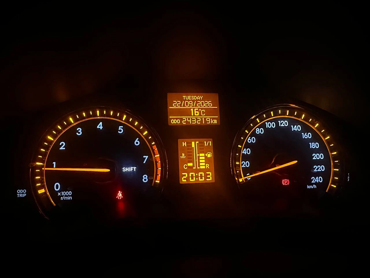 Toyota Avensis 1.8VVTI-ГАЗ.ИНЖЕКЦИОН-НАВИ-КЛИМАТРОНИК, снимка 9 - Автомобили и джипове - 56184573