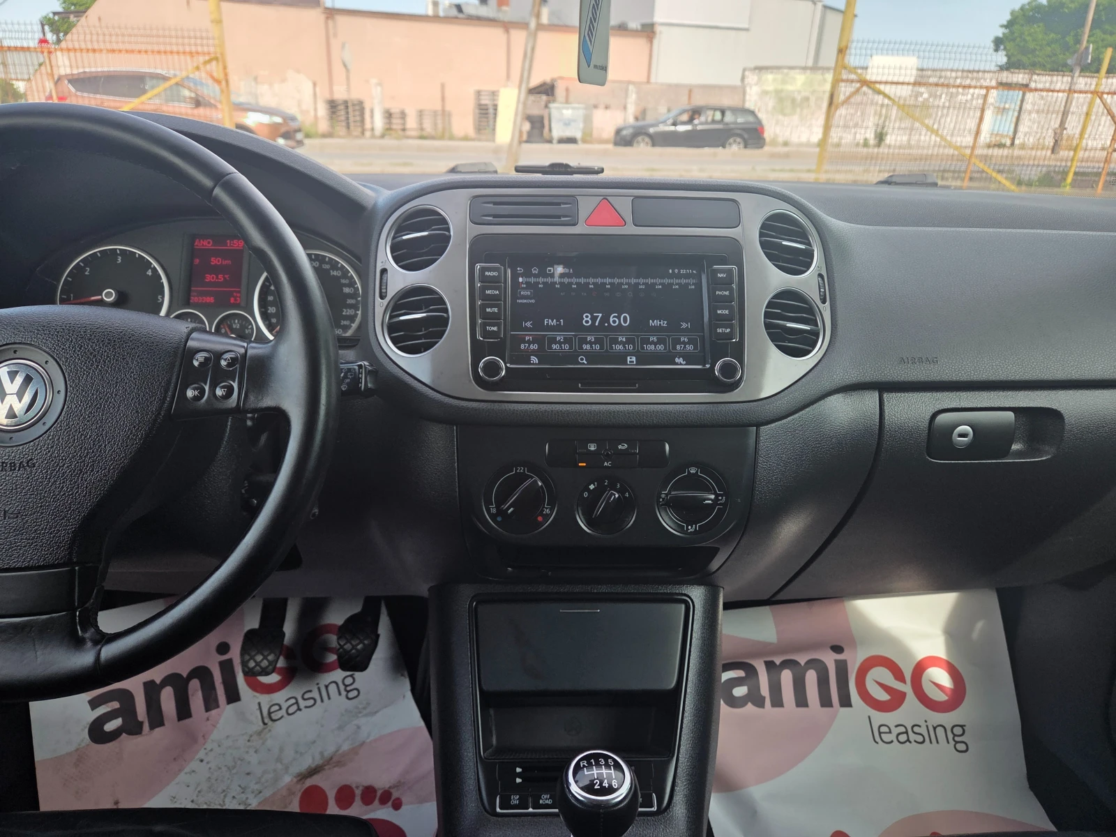 VW Tiguan 2.0 TDI NAVI  сога, снимка 8 - Автомобили и джипове - 54870952