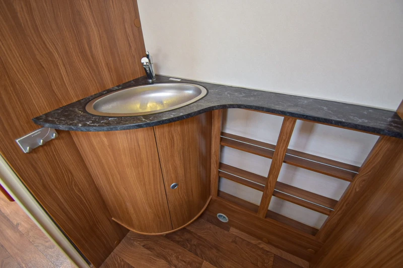 Каравана Dethleffs Nomad 460, снимка 14 - Каравани и кемпери - 53407514