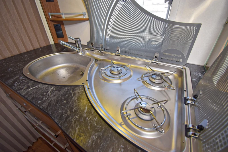 Каравана Dethleffs Nomad 460, снимка 7 - Каравани и кемпери - 53407514