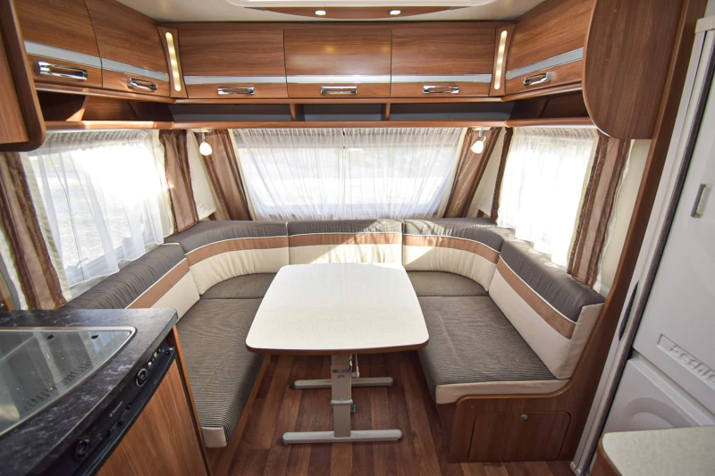 Каравана Dethleffs Nomad 460, снимка 4 - Каравани и кемпери - 53407514