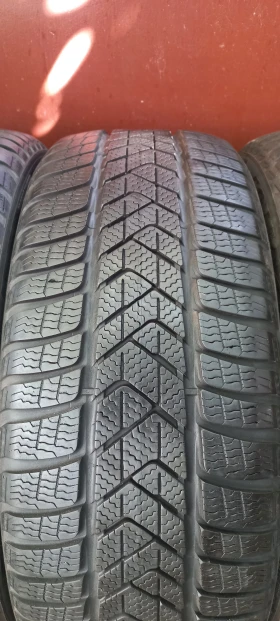 Гуми Зимни 225/40R19, снимка 6 - Гуми и джанти - 46406231